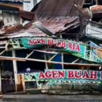 Rumah Warga di Bantaran Sungai Kelingi Lubuk Linggau Ambruk